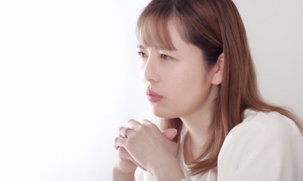 悩んでいる女性の姿